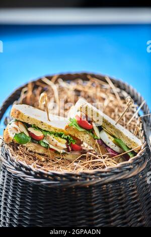 Ein Korb mit Pita Brot Taschen gefüllt mit Schinken und Salat. Gesundes Essen Restaurant Stockfoto