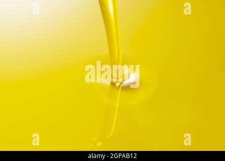 In dem Moment, in dem Olivenöl über den gesamten Bildschirm gegossen wird Stockfoto