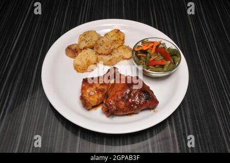 Authentische Küche, bekannt als Grillhähnchen Stockfoto