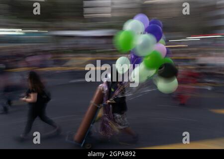 Santiago, Metropolitana, Chile. September 2021. Ein Ballonverkäufer mitten in einer Kundgebung beim Global Day of Action for Legal and Safe Abtreibung in Santiago, Chile. Heute Morgen hat die Abgeordnetenkammer in Santiago auf dem ehemaligen Nationalkongress die Entkriminalisierung von Abtreibungen, Es muss also jetzt an die theÂ-Kommission für Frauen und Geschlechtergerechtigkeit gehen und dann erneut in der Abgeordnetenkammer abgestimmt werden, bevor es in den Senat geht. Der Gesetzentwurf steht noch vor einem langwierigen Prozess, bevor er zum Gesetz werden könnte. (Bild: © Matias Basualdo/ZUMA Press Wire) Stockfoto