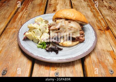 Köstliche amerikanische Küche, bekannt als das Rinderbrisket-Sandwich Stockfoto