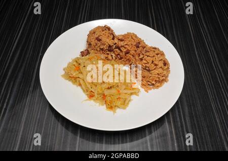 Köstliche karibische Küche bekannt als rote Bohnen und Reis Stockfoto