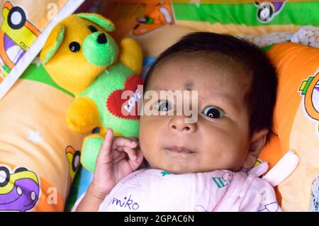 Nahaufnahme Porträt von niedlichen süßen Kleinkind Kleinkind Gefühl Wunder und erstaunt über die Umgebung. Schöne Neugeborene Baby suchen etwas unfam Stockfoto