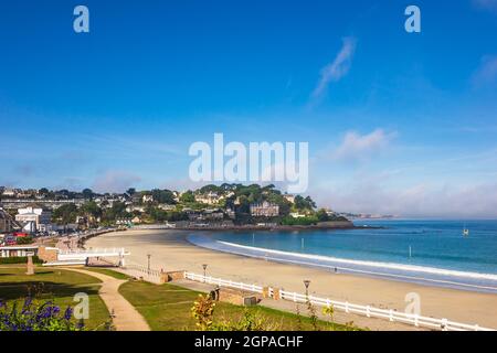Blick auf die Stadt Perros-Guirec in der Bretagne, Frankreich. Stockfoto
