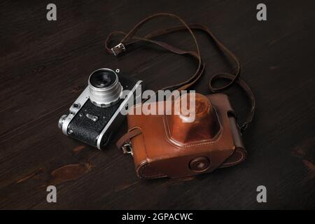 Retro Fotokamera auf Holztisch Hintergrund. Stockfoto