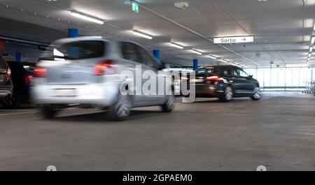 Parkplätze in der Tiefgarage. Autos in der Garage, ohne Leute geparkt. Viele Autos in der Garage. Tiefgarage mit Autos (Farbe getonte Bild) Stockfoto