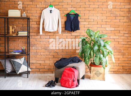 Stilvolle Schuluniform im Innenraum des Zimmers Stockfoto