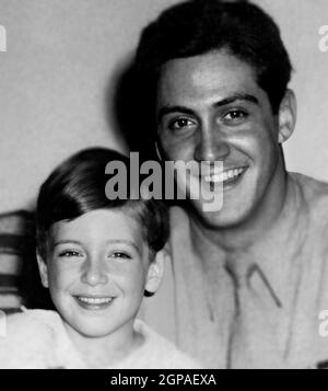 1945 ca., NEW YORK , USA : der gefeierte amerikanische Schauspieler AL PACINO ( geboren am 25. april 1940 ), als ein kleiner Junge im Alter von 5 Jahren war . Auf diesem Foto mit seinem Vater Salvatore Pacino ( 1922 - 2005 ), geboren in Italien in der kleinen Stadt San Fratello ( Messina ), bei der Rückkehr aus dem Zweiten Weltkrieg in Militäruniform . UNBEKANNTER FOTOGRAF .- GESCHICHTE - FOTO STORICHE - ATTORE - FILM - KINO - PADRE - FIGLIO - SOHN - FAMILIE - FAMIGLIA - PORTRAIT - RITRATTO - GESCHICHTE - FOTO STORICHE --- ARCHIVIO GBB Stockfoto