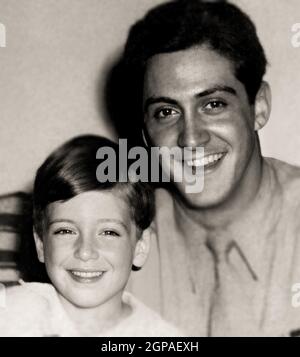 1945 ca., NEW YORK , USA : der gefeierte amerikanische Schauspieler AL PACINO ( geboren am 25. april 1940 ), als ein kleiner Junge im Alter von 5 Jahren war . Auf diesem Foto mit seinem Vater Salvatore Pacino ( 1922 - 2005 ), geboren in Italien in der kleinen Stadt San Fratello ( Messina ), bei der Rückkehr aus dem Zweiten Weltkrieg in Militäruniform . UNBEKANNTER FOTOGRAF .- GESCHICHTE - FOTO STORICHE - ATTORE - FILM - KINO - PADRE - FIGLIO - SOHN - FAMILIE - FAMIGLIA - PORTRAIT - RITRATTO - GESCHICHTE - FOTO STORICHE --- ARCHIVIO GBB Stockfoto