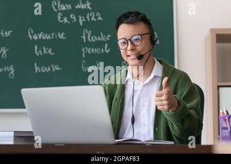 Asian Lehrer Durchführung Englischunterricht online Stockfoto