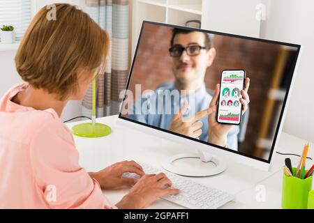 Analyst zeigt KPI-Dashboard in Online-Videokonferenz-Meeting an Stockfoto