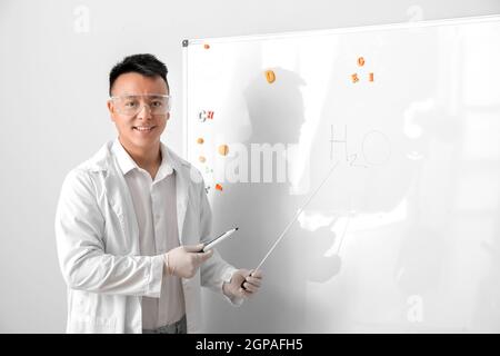 Asiatischer Lehrer, der Chemieunterricht durchführt Stockfoto