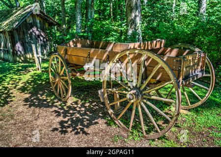 Alter hölzerner Bauernwagen vor dem Blacksmith Shop in der Mabry Mill auf dem Blue Ridge Parkway in Virginia. Stockfoto