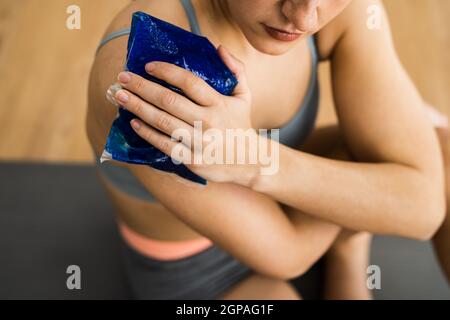 Anwendung Von Ice Pack Cold Therapy Gel Für Schulterverletzungen Stockfoto