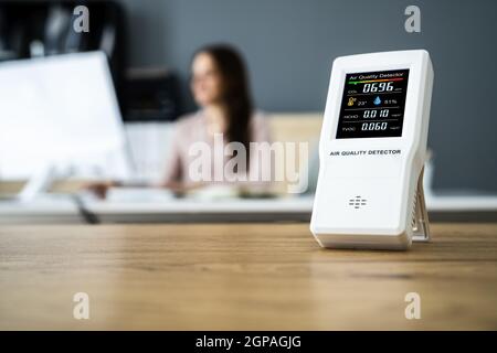 Verschmutzung Und Umwelt Smog Detector Am Schreibtisch Stockfoto