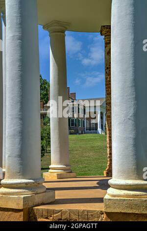 Das Haus vom Tempel-Pavillon aus gesehen auf dem Gelände von Montpelier, James und Dolly Madisons Haus und Plantage aus dem 18. Jahrhundert in Virginia. Stockfoto