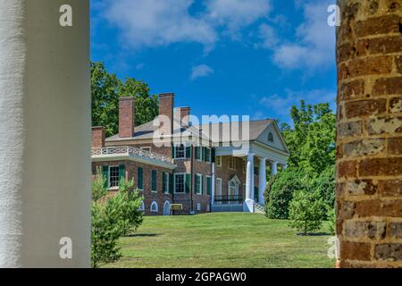 Das Haus vom Tempel-Pavillon aus gesehen auf dem Gelände von Montpelier, James und Dolly Madisons Haus und Plantage aus dem 18. Jahrhundert in Virginia. Stockfoto