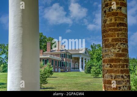 Das Haus vom Tempel-Pavillon aus gesehen auf dem Gelände von Montpelier, James und Dolly Madisons Haus und Plantage aus dem 18. Jahrhundert in Virginia. Stockfoto