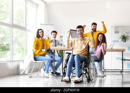 Glückliche junge Geschäftsleute, die im Büro arbeiten Stockfoto