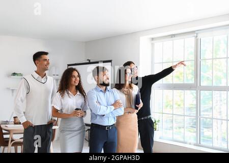 Junge Geschäftskollegen im Büro Stockfoto