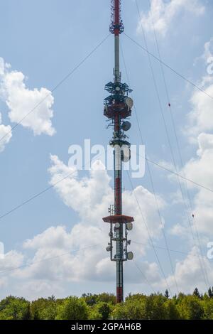 Der 227 Meter hohe Sender Kreuzberg ist ein Sender auf dem 927,8 Meter hohen Kreuzberg, im bayrischen Bezirk Rhön-Grabfeld im deutschen L Stockfoto