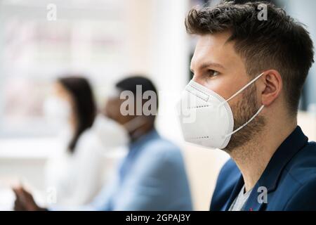 Verschiedene Menschen Gruppe Trägt Gesichtsmaske Im Büro Stockfoto