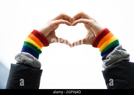 Gay Pride Herz Liebe Armband Hand Geste Stockfoto