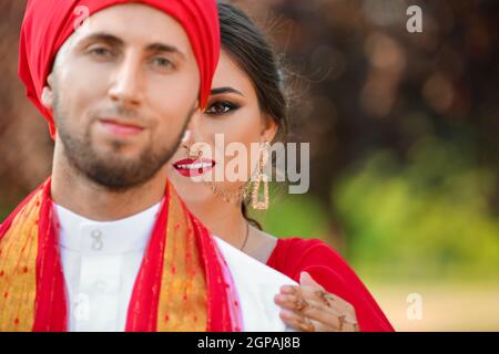 Schönes indisches Hochzeitspaar am Sommertag Stockfoto
