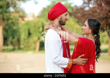 Schönes indisches Hochzeitspaar am Sommertag Stockfoto
