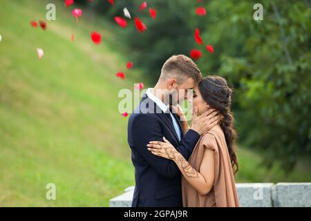 Schönes indisches Hochzeitspaar am Sommertag Stockfoto