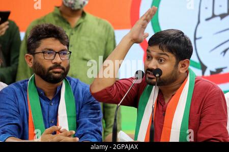 Der indische Politiker Kanhaiya Kumar und Jignesh Mevanimember der legislativversammlung von gujarat werden während der Veranstaltung in Kanhaiya Kumar gesehen. Kanhaiya Kumar, ehemaliger Gewerkschaftsvorsitzender der JNU (Jawaharlal Nehru University) und Vorsitzender der CPI (Kommunistische Partei Indiens), und Jignesh Mevani treten der indischen Nationalkongresspartei am Parteihauptsitz des Kongresses bei. Jignesh Mevani ist ein unabhängiges MLA (Mitglied der gesetzgebenden Versammlung) aus Gujrat (Wahlkreis Vadgam). Kanhaiya und Jignesh erheben Stimmen gegen die Zentralregierung von Narendra Modi, Premierminister. Stockfoto