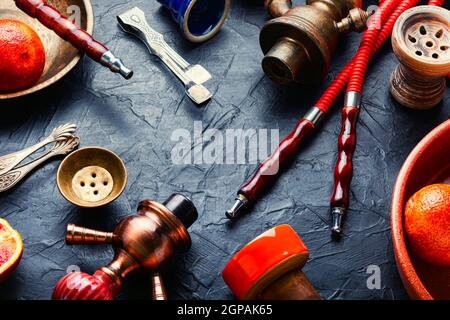 Orientalische Shisha oder Shisha mit Tabak mit Grapefruitaroma.Ostrauchern Kalian Stockfoto