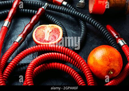 Orientalische Shisha oder Shisha mit Tabak mit Grapefruitaroma.Ostrauchern Kalian Stockfoto