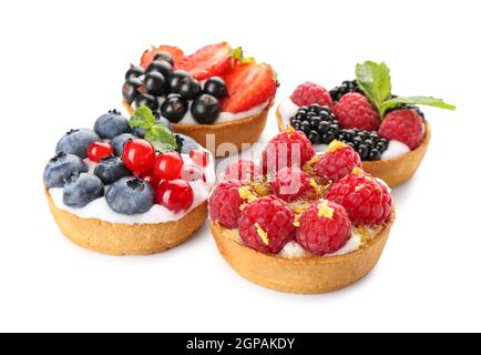 Leckere Beerentartlets auf weißem Hintergrund Stockfoto