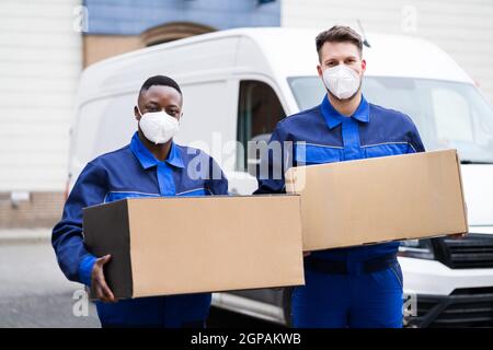 Mover Herren Lade Lieferung Van In Gesichtsmaske Stockfoto