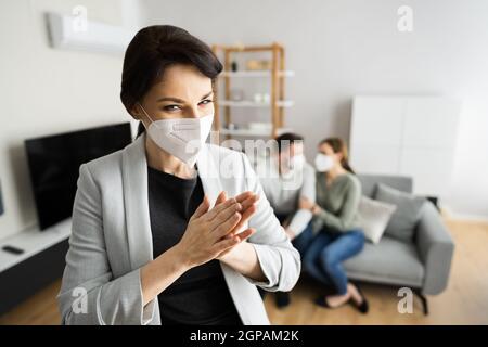 Hinterlistig Lügender Verkäufer, Der Das Familienpaar Anlügt Stockfoto