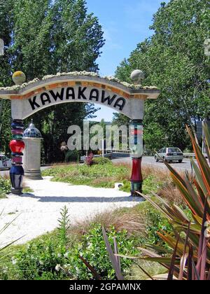 Kawakawa in der Bay of Islands auf der Nordinsel Neuseelands ist nach dem einheimischen Strauch und der Heilpflanze benannt. Bekannt wurde die Stadt durch die öffentlichen Toiletten von Kawakawa, die 1998 von Friedensreich Hundertwasser gemeinsam mit der Gemeinde zu einem Ziel für sich selbst gemacht wurden. Der österreichische Künstler und Neuseeländer lebte hier von 1975 bis zu seinem Tod im Jahr 2000. 200 schenkte er der Stadt die Toiletten. Der freistehende Torbogen und das Toilettengebäude sind im Künstlerstil gestaltet. Stockfoto