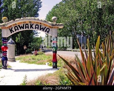 Kawakawa in der Bay of Islands auf der Nordinsel Neuseelands ist nach dem einheimischen Strauch und der Heilpflanze benannt. Bekannt wurde die Stadt durch die öffentlichen Toiletten von Kawakawa, die 1998 von Friedensreich Hundertwasser gemeinsam mit der Gemeinde zu einem Ziel für sich selbst gemacht wurden. Der österreichische Künstler und Neuseeländer lebte hier von 1975 bis zu seinem Tod im Jahr 2000. 200 schenkte er der Stadt die Toiletten. Der freistehende Torbogen und das Toilettengebäude sind im Künstlerstil gestaltet. Stockfoto