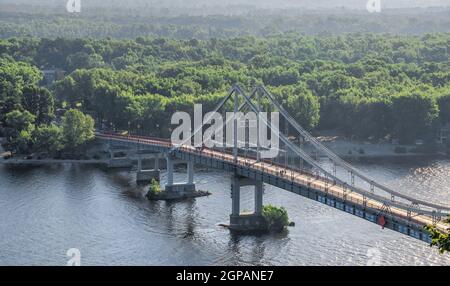 Kiew, Ukraine 07,11.2020. Draufsicht auf die Fußgängerbrücke über den Dnjepr an einem sonnigen Sommermorgen Stockfoto