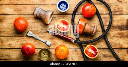 Ägyptische Shisha oder Shisha mit Tabak mit Grapefruitaroma.Ostrauchen Kalian Stockfoto