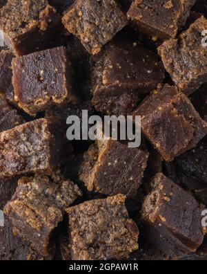 Dodol, auch kalu Dodol in sri lanka genannt, dunkle süße Süßigkeiten, hergestellt aus Kokosmilch, Jaggery und Reismehl, klebrig, dick, süßem Toffee Stockfoto