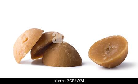 Gezacktes, goldbraunes, schalenförmiges, unraffiniertes Zuckerprodukt, auch Kithul-gezacktes oder Palmzucker genannt Stockfoto