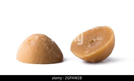 Gezacktes, goldbraunes, schalenförmiges, unraffiniertes Zuckerprodukt, auch Kithul-gezacktes oder Palmzucker genannt Stockfoto