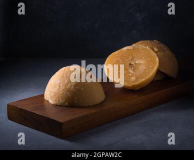 Gezacktes, goldbraunes, schalenförmiges, unraffiniertes Zuckerprodukt, auch Kithul-gezacktes oder Palmzucker genannt Stockfoto