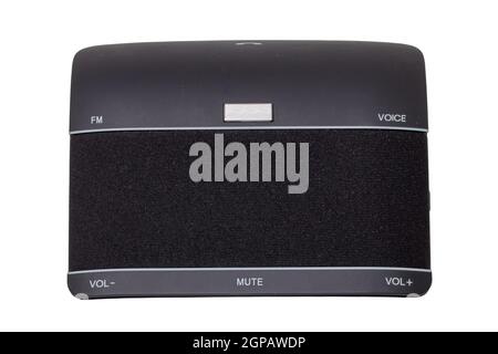 Bluetooth-Geräte. Nahaufnahme eines bluetooth-Freisprechwagens mit Mikrofon und Lautsprecher für Anrufe und Musik-Streaming isoliert auf weißem Hintergrund. Cl Stockfoto