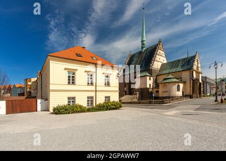 PARDUBICE, TSCHECHISCHE REPUBLIK - 22. APRIL: Platz der Bartholomäus-Kirche am 22 2016. April im historischen Zentrum der Stadt. Die Kirche wurde gebaut Stockfoto