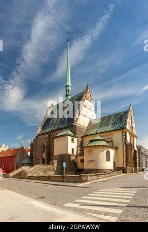 PARDUBICE, TSCHECHISCHE REPUBLIK - 22. APRIL: Platz der Bartholomäus-Kirche am 22 2016. April im historischen Zentrum der Stadt. Die Kirche wurde gebaut Stockfoto