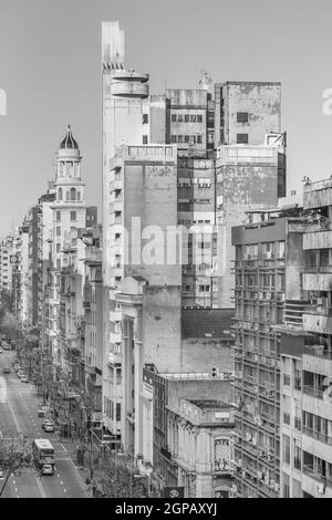 MONTEVIDEO, URUGUAY, AUGUST - 2015 - Perspektive Luftaufnahme der eklektischen Stil Architektur und 18 de julio Avenue von Montevideo, der Hauptstadt von Stockfoto