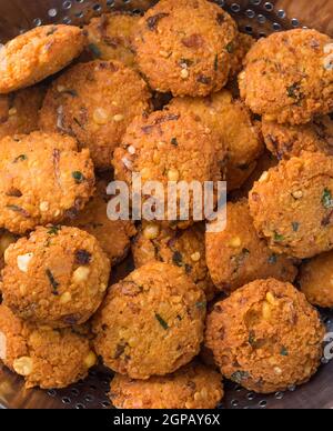 Gebratene Linsen, herzhafter frittierter Snack, auch dal vada, wada oder Vadai in Südostasien genannt, frittierte vegetarische Gerichte Stockfoto