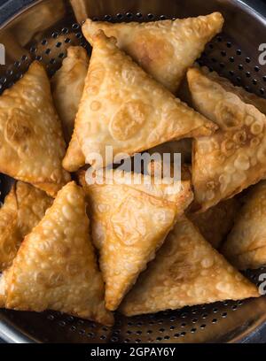 Samosa oder Samusa, frittiertes, dreieckiges Gebäck, gefüllt mit würziger Kartoffel, beliebter Snack in südasien Stockfoto